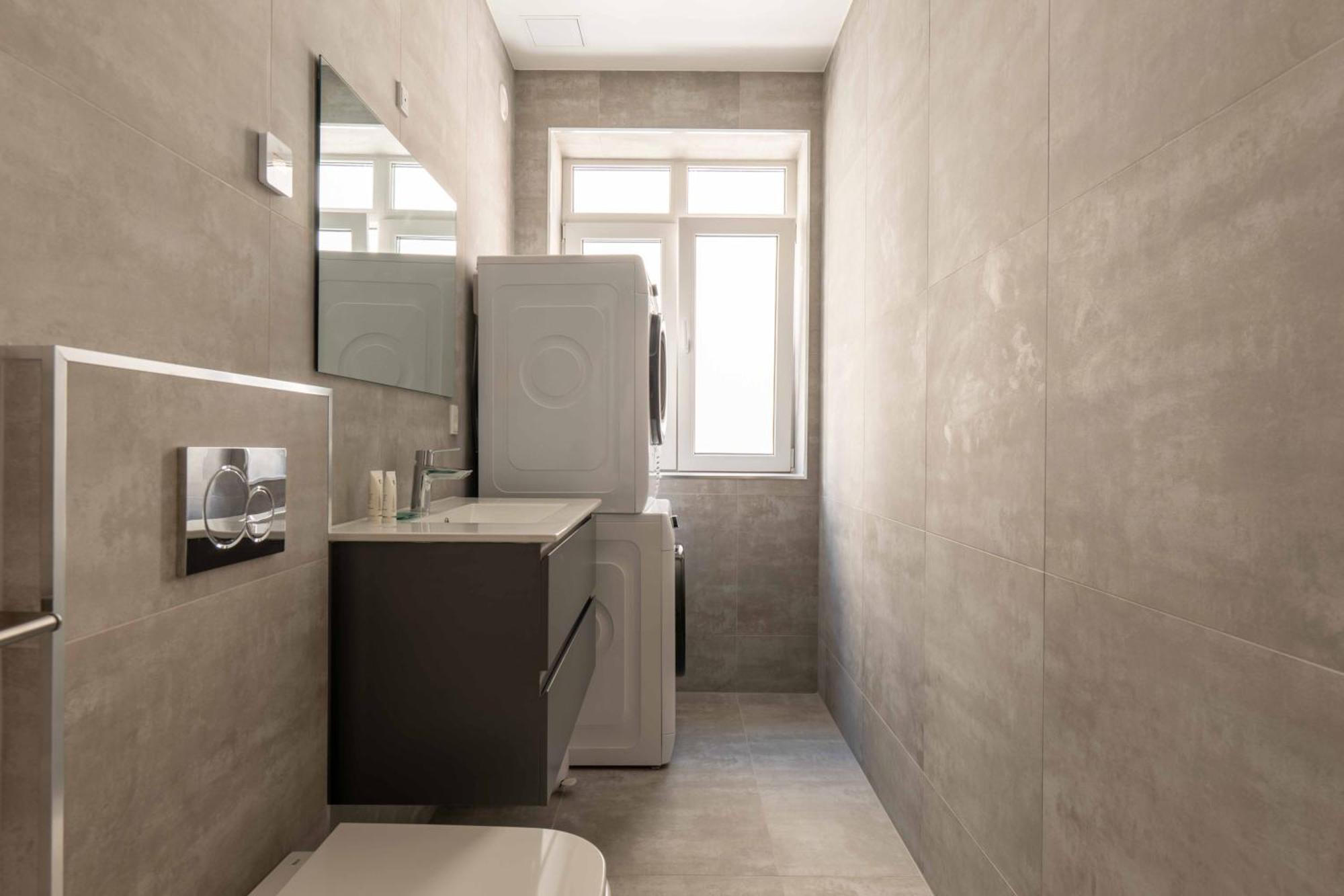Newly Renovated 2br With Balcony *