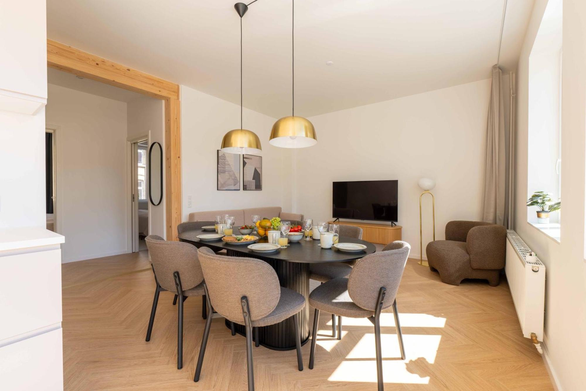 Newly Renovated 2br With Balcony Apartment *
