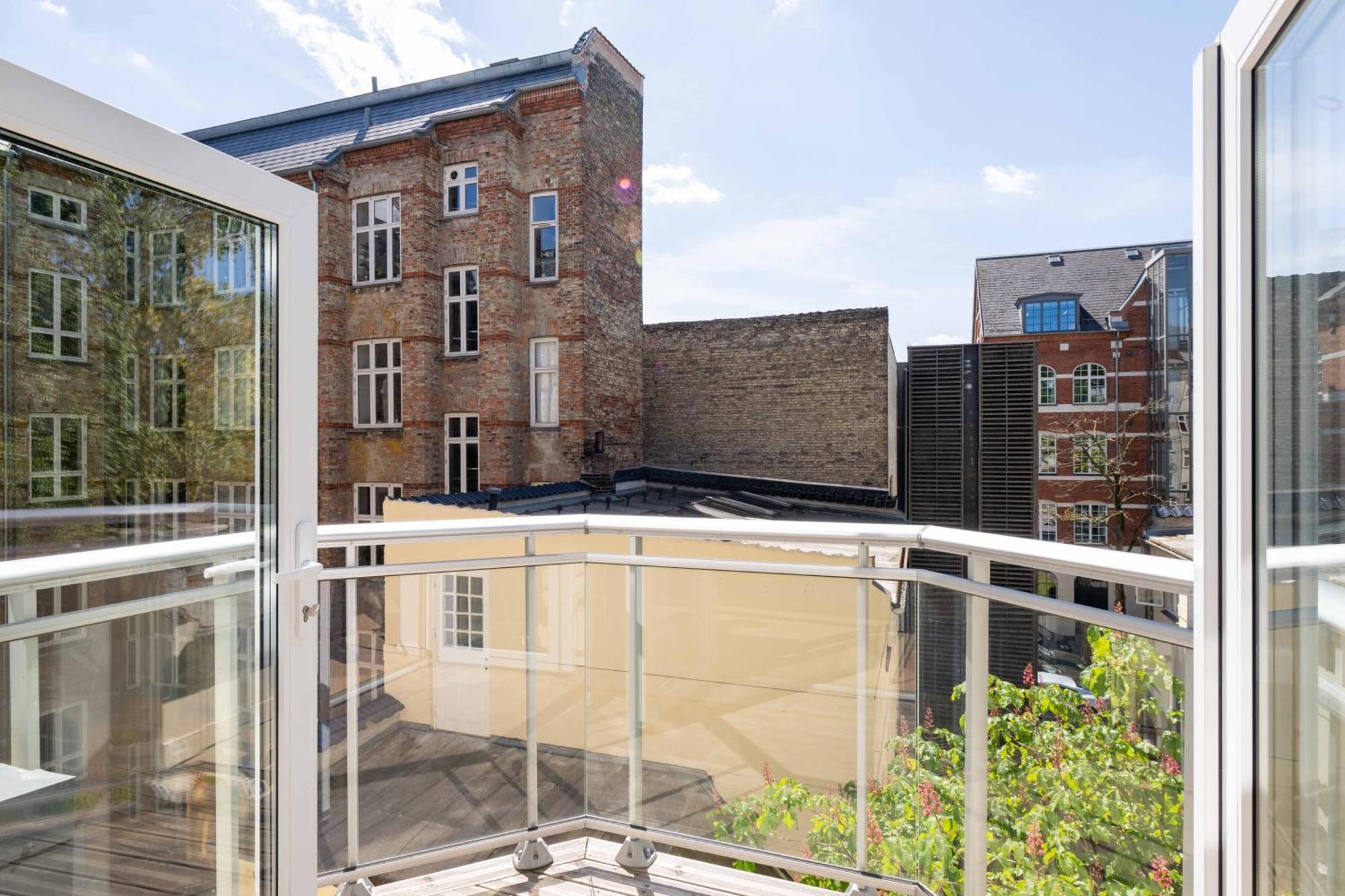 Apartment Newly Renovated 2br With Balcony Copenhagen