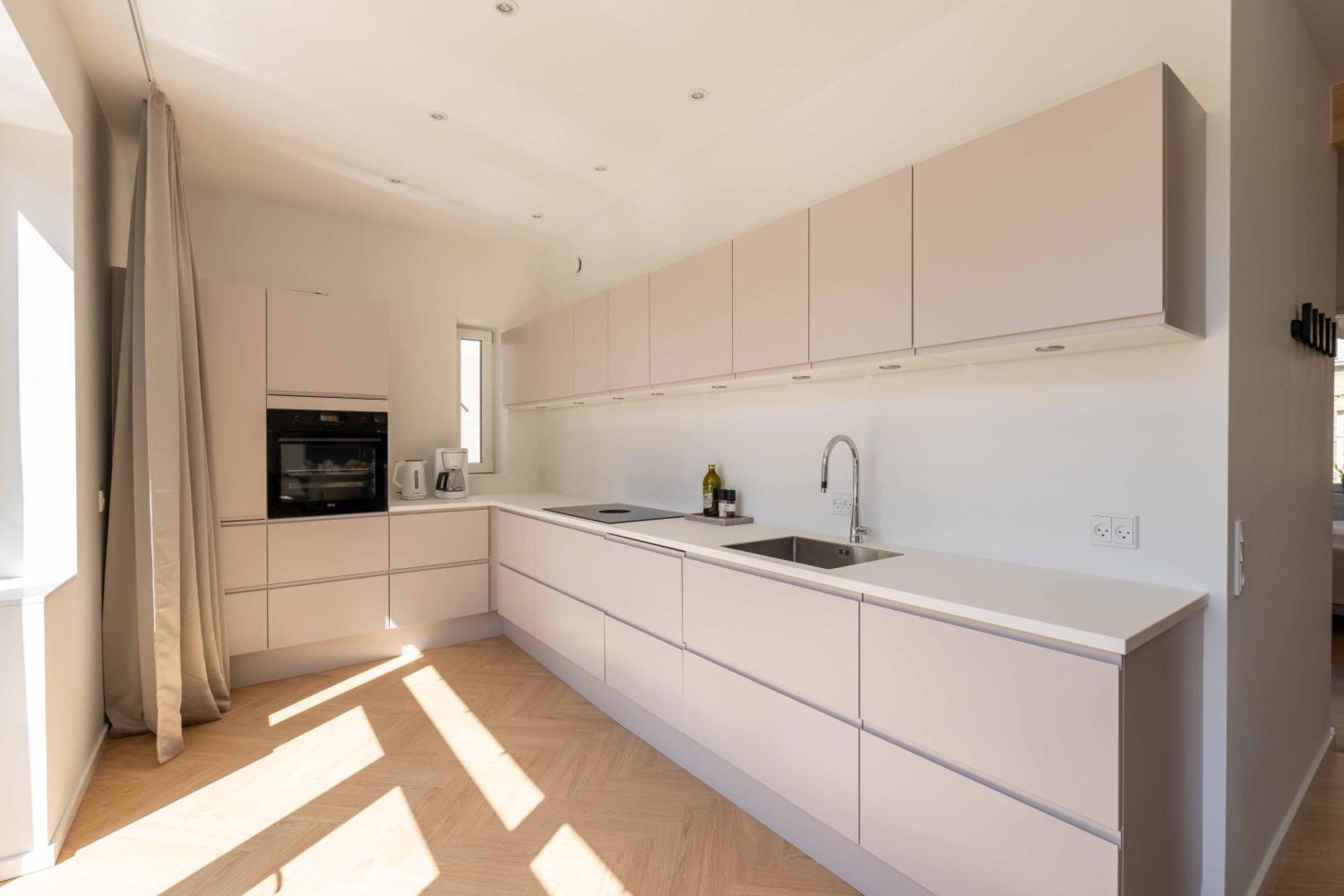 Newly Renovated 2br With Balcony