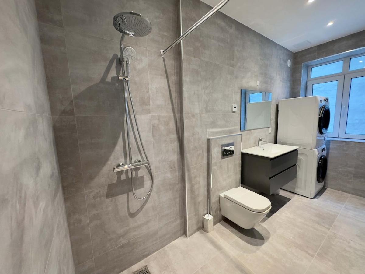 Apartment Newly Renovated 2br With Large Balcony *