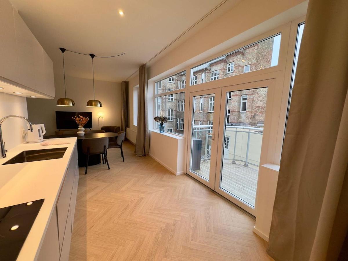 Apartment Newly Renovated 2br With Large Balcony *
