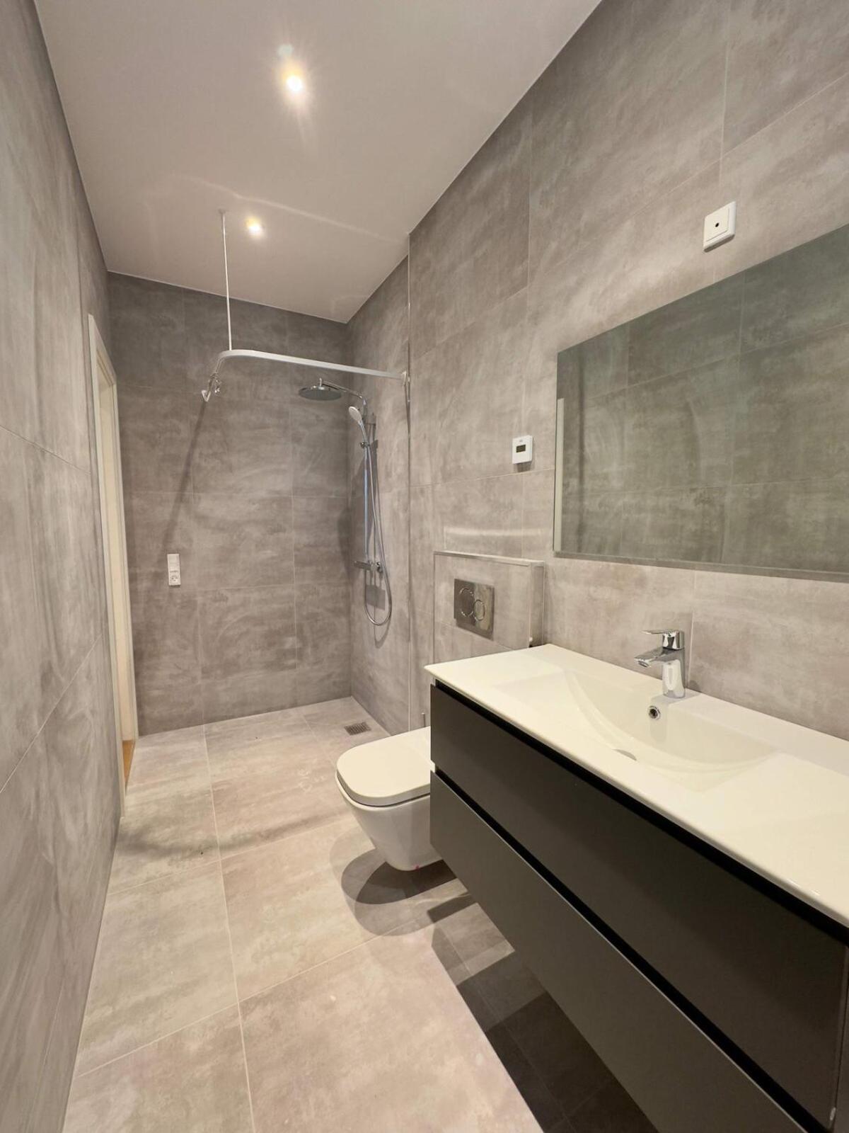 Apartment Newly Renovated 2br With Large Balcony